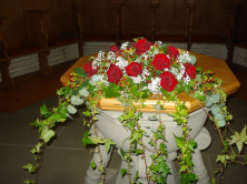 Altardekoration mit roten Rosen traditionell (Kirche Schlosswil)