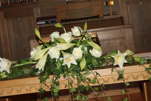 Altarschmuck weiss in der Kirche Bowil