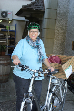 Blumen-Lieferung an eine Kundin mit dem E-Bike