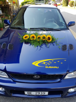 Schlichte Autodeko mit Sonneblumen