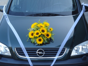 Runder Autoschmuck mit Sonnenblumen auf Opel zafira