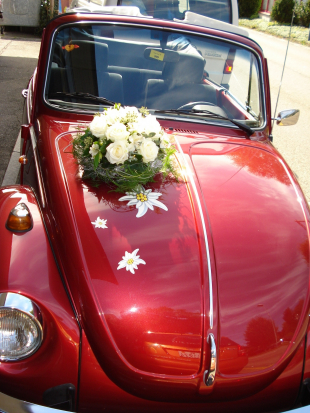 Autoschmuck rund  mit weissen Rosen