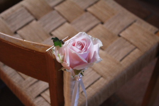 Bankschmuck mit Sweet Avelace Rosen