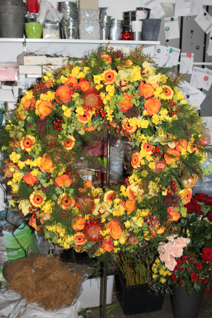 Blumenkranz für Beerdigung in gelb orange