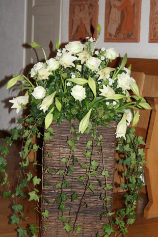 Blumengesteck wiess in der Kirche Bowil