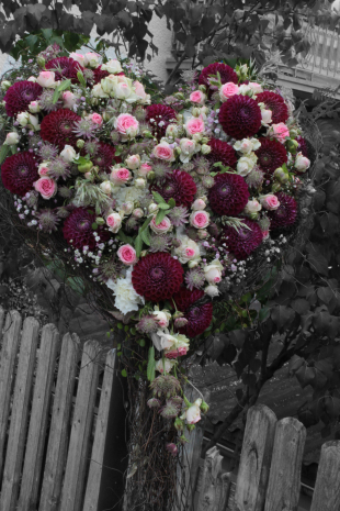 Blumenherz auf Ständer rosa bordeaux