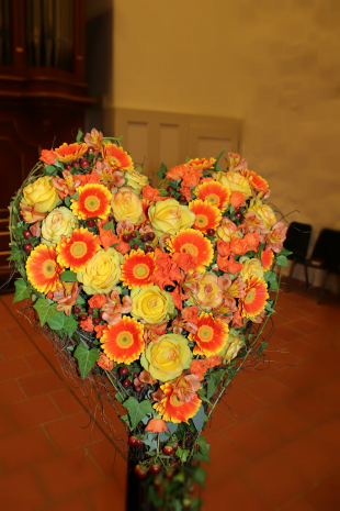 Herz auf Blumenständer in gelb orange