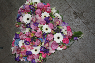 Blumenherz in lila violett weiss für Beerdigung (ausgeliefert am 6. Juni 2014 auf dem Friedhof Konolfingen)