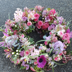 Blumenkranz rosa weiss (ausgeliefert auf den Friedhof in Grosshöchstetten am 14. März 2022)