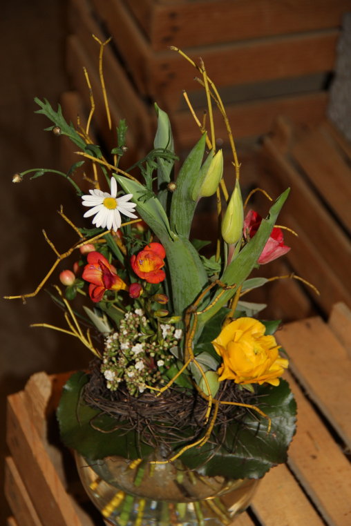 Lockerer Frühlingsstrauss mit Tulpen & Zweigen