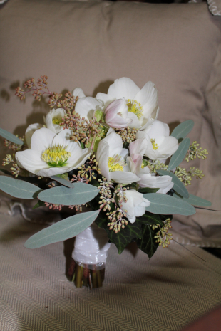 Brautstrauss mit Christrosen in weiss mit Eukalyptus populus