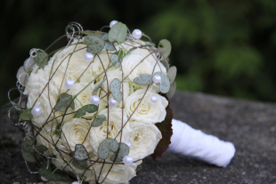 Brautstrauss mit weissen Rosen und einer Überspielung mit Ceropegia Ranken