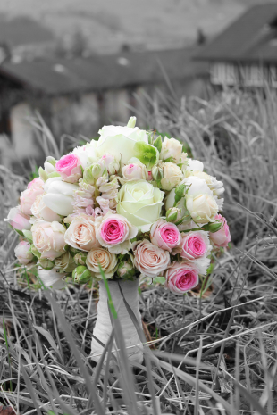 Romantischer Rosen-Brautstrauss mit einem Hauch von Frühling 