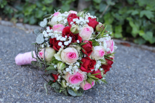 Brautstrauss rosa rot mit kleinblumigen Rosen