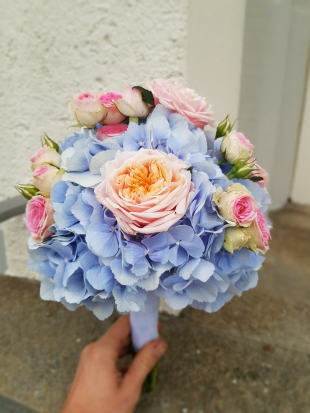 Brautstrauss mit Hortensie und Rosen 