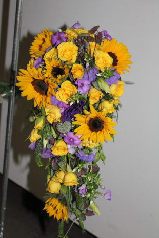 Brautstrauss mit Sonnenblumen hängend