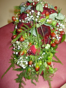 Hängender Brautstrauss traditionell mit Rosen und Schleierkraut