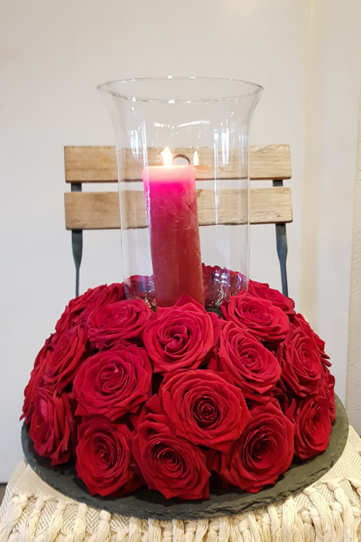 DIY-Tisch-Deko-Idee-VAlentinstag-Red-Naomii-Rosen-mit-Kerze.png