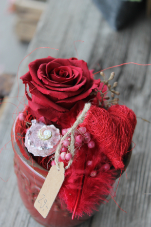 Kreation mit roter stabilisierten Rose