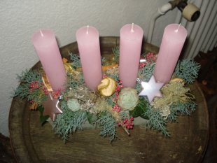 Adventsgesteck rosa