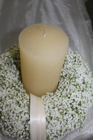 Gypsophilakranz mit Kerze