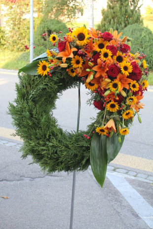 Herbstlicher Blumenkranz für Beerdigung  mit Bouquet