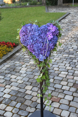 Herz aus violetten Hortensien und Wanda Orchidee