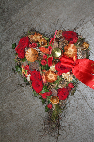 Herz rot mit Trockemmaterialien und roten Rosen für Beerdigung (abgeholt im  Laden am 16. Januar 2014)