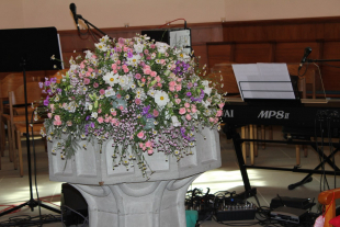 Kirchendekoration auf Altar in der Kirche Dürrenroth