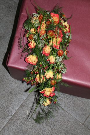 Brautstrauss orange fliessend mit Rosen