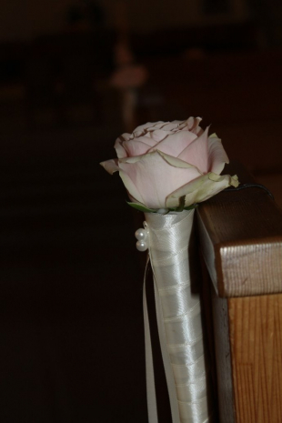 Bankschmuck in der Kirche Kirchbrg mit Sweet Avelance Rose