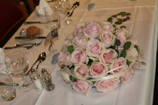 Tischdekoration des Brauttisches mit einer Rosenkugel in Rosa