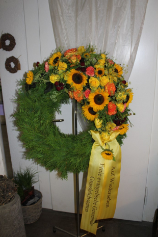 Blumenkranz mit Bouquet für Beerdigung mit Sonnenblumen