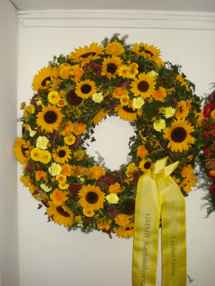 Trauerkranz gelb herbstlich mit ringsum Blumen