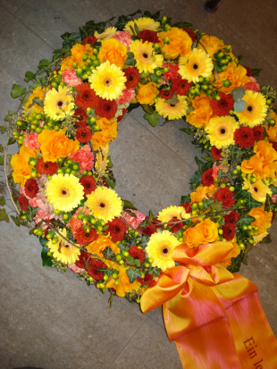 Trauerkranz gelb-orange mit ringsum Blumen