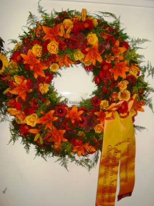 Trauerkranz mit ringsum Blumen mit Lilien Rosen Germini ect