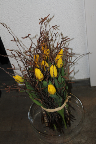 Tulpenstehstrauss mit der passenden Schale Strauss inklusive Schale 63 Franken