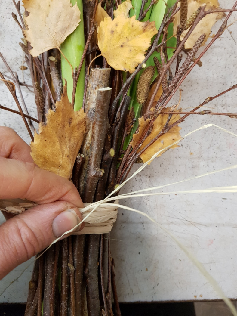 Zum Abschluss wird mit einem Naturbast der Grünebindebast überdeckt und es entsteht ein wundervoller Stehstrauss für den Frühling. Wenn die Tulpen verwelckt sind. Können diese einfach ausgewechselt werden.