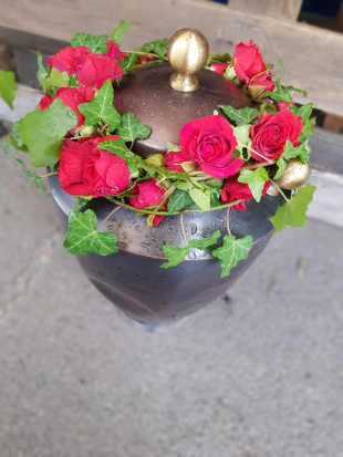 Urnenschmuck mit kleinblumigen roten Rosen