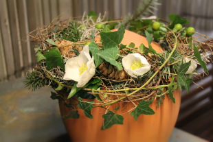 Urnenschmuck weiss grün mit Christrosenblüten