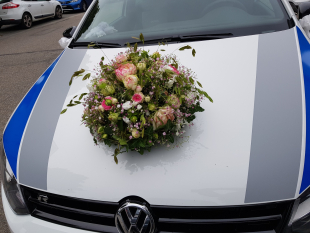 Rundes Autoblumengesteck in rosa weiss