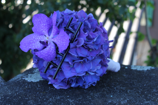 Brautstrauss mit violetten hortensien & Wanda Orchidee